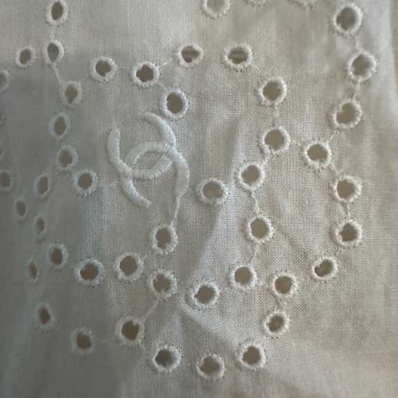 A CHANEL SHORT SLEEVE EYELET WHITE BLOUSE - Picture 3 of 10